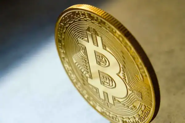 Bitcoin recua após PPI acima do esperado e testa suporte de US$ 77 mil