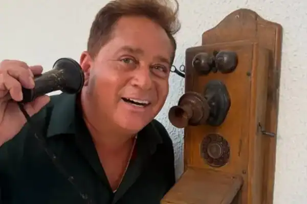 Leonardo recebe tratamento especial de funcionárias e só depois descobre o real motivo