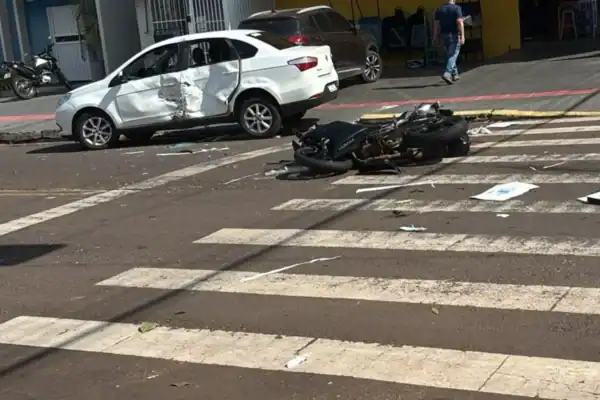 Motociclista é reanimado após colisão violenta entre carro e moto