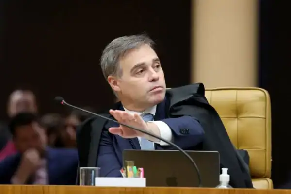 Fachin determina e Mendonça suspende processo sobre mensagens entre Vorcaro e Moraes