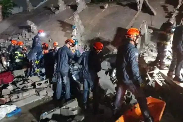 Vídeo assustador mostra prédio em construção desabando sobre casa e matando duas mulheres