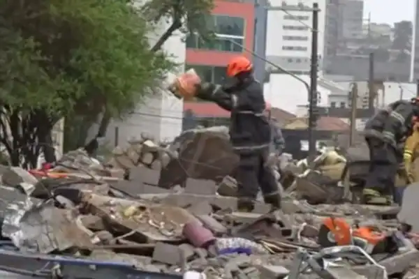 Menina é salva com vida em desabamento de prédio em construção em São Paulo