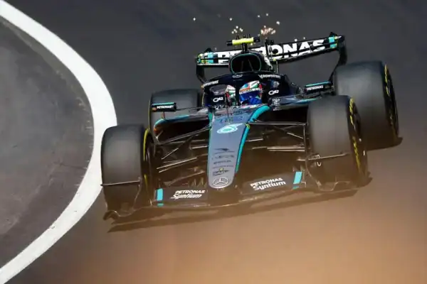 Lewis Hamilton se envolve em incidente no TL3 e treinos param por quase 40 minutos