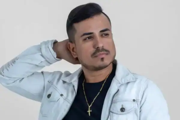 Cantor sertanejo morre ao colidir veículo contra poste em Campinas