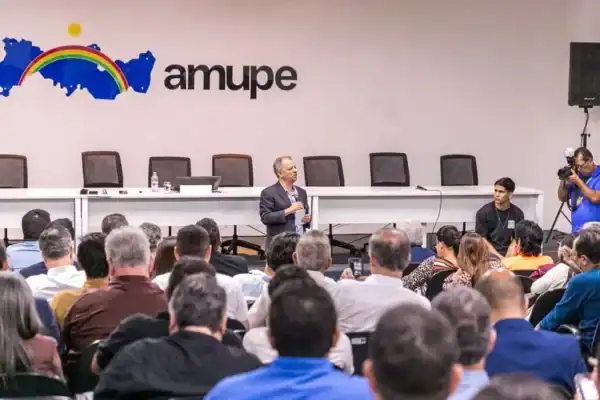 João Campos acusa Bolsonaro de retirar Transnordestina de Pernambuco e promete retomar obra com Lula