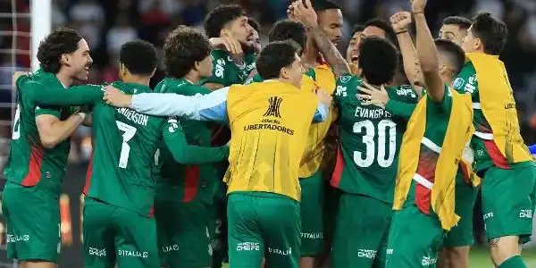 Palmeiras recua, sofre virada da LDU e avança nos pênaltis com Carlos Miguel