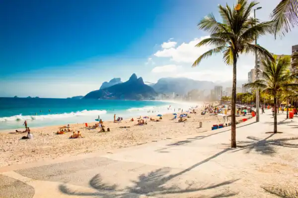 Ambulante é preso por cobrança de R$ 1 mil por biscoito Globo e biquíni em Copacabana