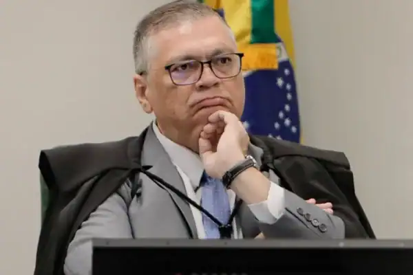 Dino ordena que União revise normas da CVM e menciona Caso Master