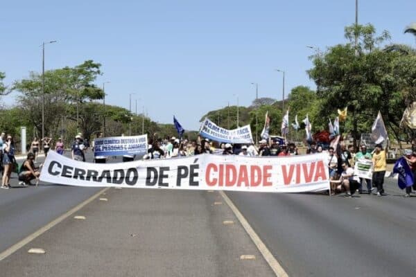Marcha pelo Clima mobiliza ONGs e partidos de esquerda em Brasília