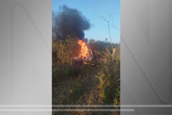 Helicóptero cai em área de mata de SP e três pessoas são resgatadas após vítima acionar a PM