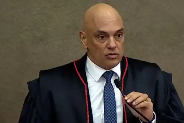 Moraes desembarca ao lado da esposa em jatinho vinculado a Vorcaro
