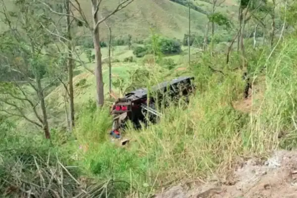 Ônibus cai em ribanceira na Rodovia Doutor Avelino Júnior e deixa mortos e feridos