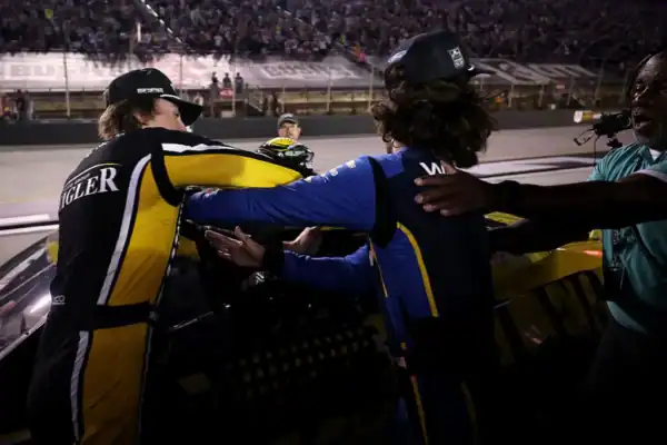 Pilotos da Nascar trocam socos após acidente na etapa de Bristol