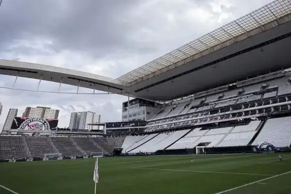 Corinthians enfrenta o Fluminense pressionado e com missão de se afastar do Z-4 no Brasileirão