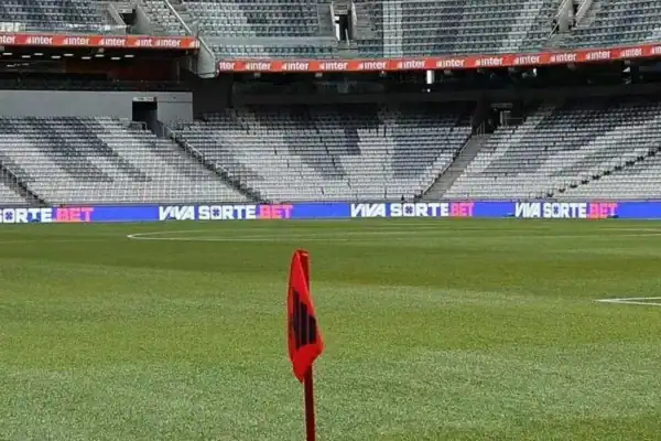 Athletico-PR e Bahia duelam em confronto direto por vaga no G-4 do Brasileirão
