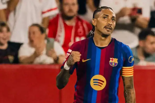 Raphinha marca novo hat-trick, Barcelona vira sobre o Sevilla e mantém 100% na LaLiga