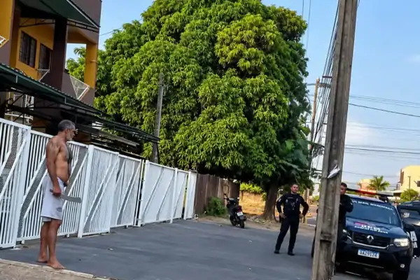 Homem armado com facão avança contra guardas e é morto a tiros