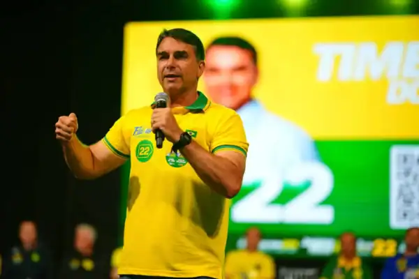 Campanha de Lula no TSE acusa Flávio Bolsonaro de usar “collabs” para burlar propaganda eleitoral