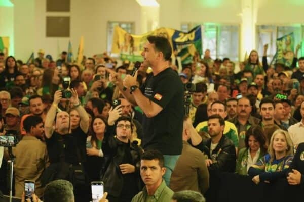 Flávio Bolsonaro acusa Lula de querer implantar ‘regime comunista’ no Brasil