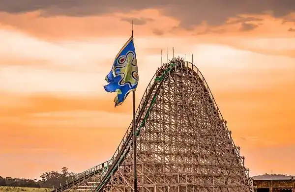 Família afirma que Hopi Hari interrompeu apoio à jovem com sequelas após acidente