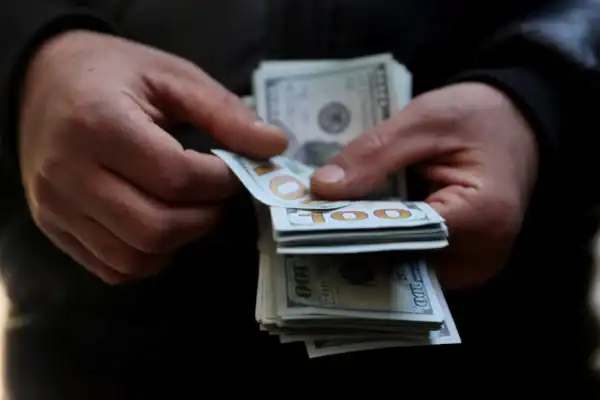 Dólar cai a R$ 5,10 com maior apetite ao risco externo e eleição no horizonte