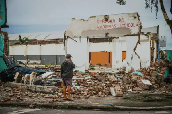 Ventos de mais de 100 km/h derrubam prédio e deixam quase 1 milhão sem energia no RS