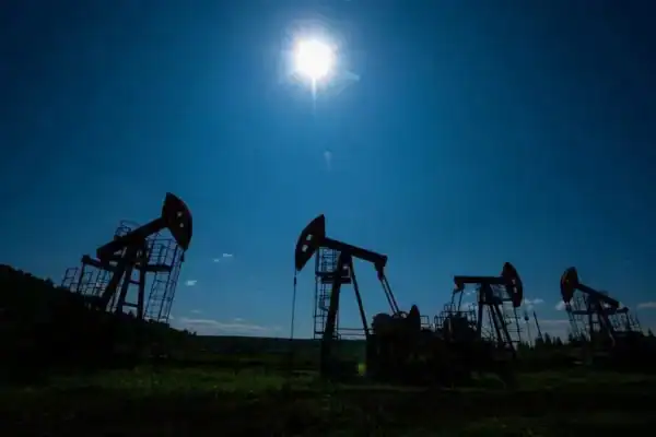 Petróleo encerra em baixa com otimismo sobre oferta e negociações