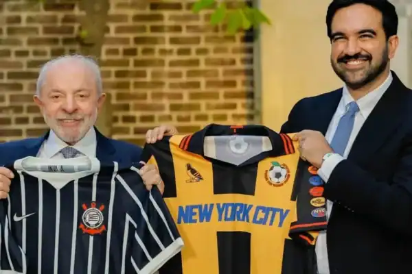 Lula dá ao prefeito de Nova York uma camisa do Corinthians