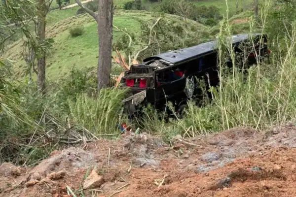 Ônibus clandestino que despencou em ribanceira e matou seis fazia viagem sem autorização