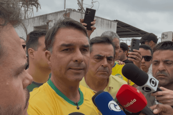 Mundo aguarda mudança de presidente para investir no Brasil, diz Flávio