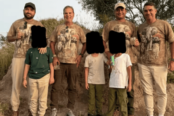 Flávio Bolsonaro é fotografado em safári com investigados por fraudes no INSS