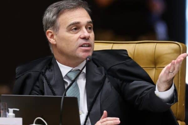 Mendonça contesta Moraes e comprova que Lulinha era alvo de investigação