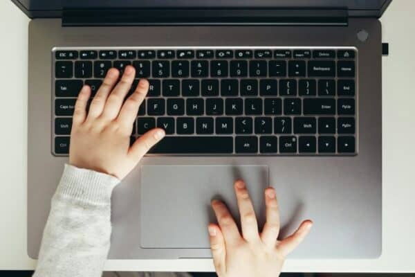 China busca proteger menores com novas regras para inteligência artificial