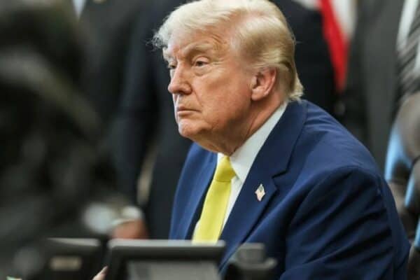 CNN, MS NOW e Politico processam governo Trump após suspensão de credenciais