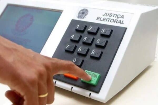 Cinco postulantes ao Senado estão empatados em Minas Gerais