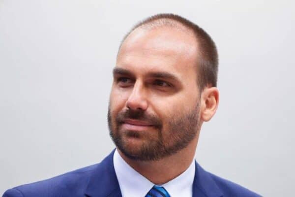 Governo oficializa demissão de Eduardo Bolsonaro da Polícia Federal