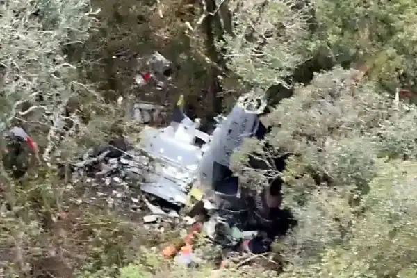 Local de difícil acesso exige três horas de caminhada para chegar aos destroços do helicóptero de Rick