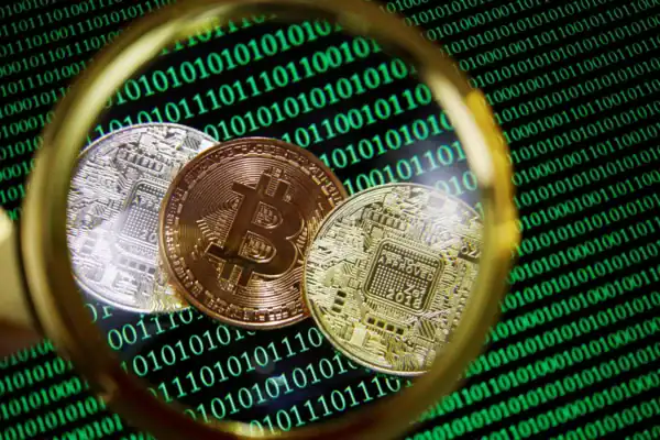 Criptomoedas: bitcoin sobe com apoio da queda do petróleo, compras da Strategy e ETFs