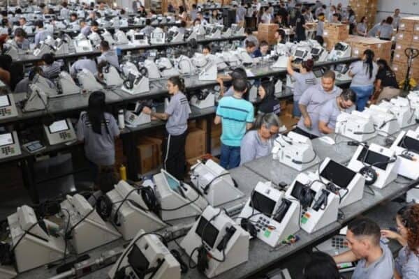 TRE-DF inicia lacração de urnas eletrônicas para as eleições de 2026
