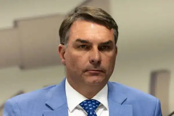 PT solicita ao TSE investigação sobre Flávio e Eduardo Bolsonaro por interferência estrangeira nas eleições