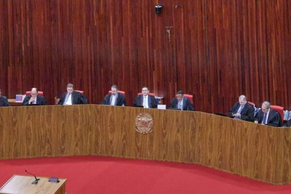 TSE julga ao vivo se Arruda segue elegível para disputa em Brasília