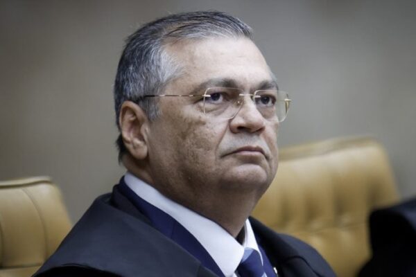 PT solicita a Flávio Dino investigação por suposta interferência externa nas eleições