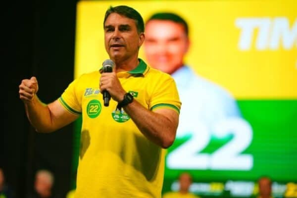 Viraliza história falsa de Flávio Bolsonaro querer mudar padroeira do Brasil