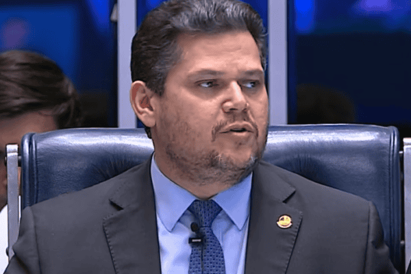 Alcolumbre diz que mensagens não apontam qualquer ilegalidade