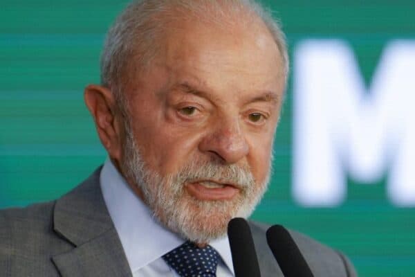 Lula anuncia medidas para conter endividamento por Pix e cartão
