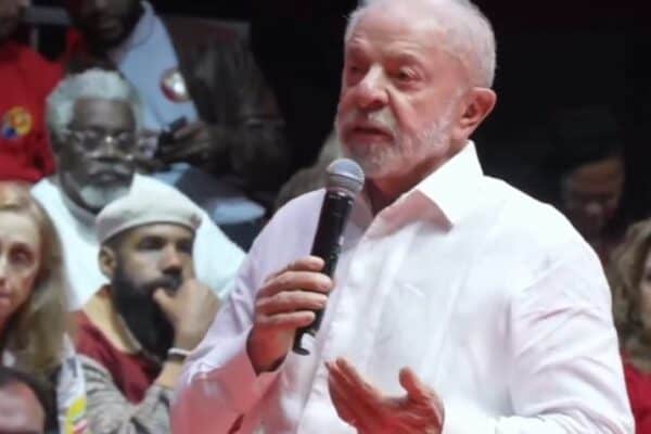 Lula participa ao vivo de ato de campanha em Maceió