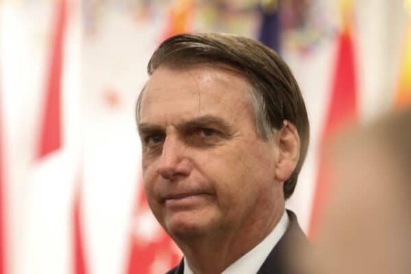 TSE autoriza uso da imagem de Bolsonaro em santinhos