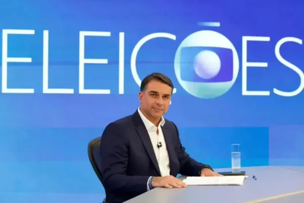 Flávio pede prisão de coordenador da Secom por fake news sobre N. S. Aparecida