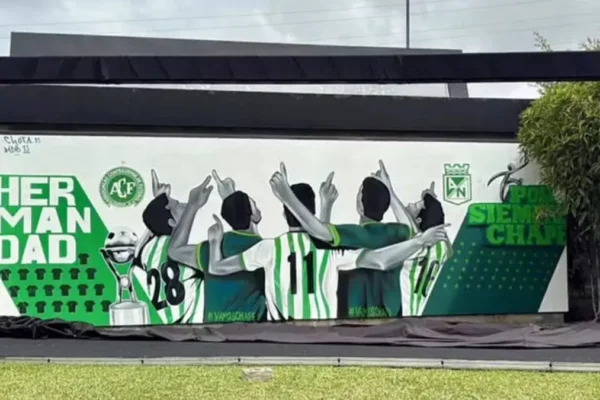 Chapecoense retorna à Colômbia e é homenageada pelo Atlético Nacional dez anos após tragédia