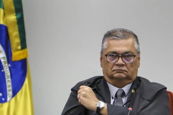 Defesa de Flávio acusa Dino de agir para “descredenciar” o TSE